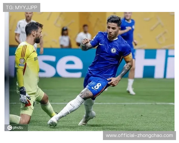 特写：切尔西桑切斯开大脚击中恩佐后脑勺，虚惊一场