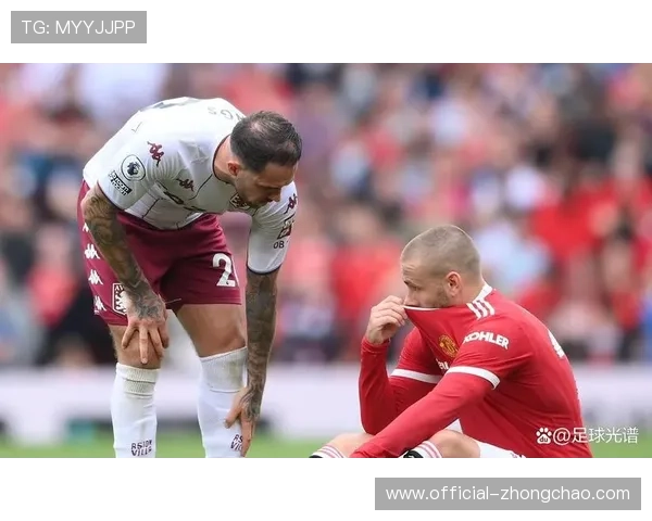 终场哨响，老将丹特与队友相拥庆祝欧联历史最年长登场纪录